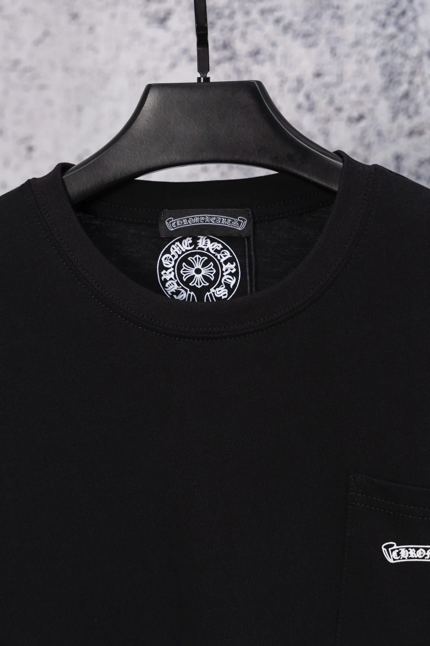 P190 Chrome Hearts CH Chrome Hearts black and white raglan sleeve Sanskrit letter printed long-sleeved T-shirt. Refreshing and comfortable, the colors have been fixed. - High elastic slurry, synchronized with all original foam printing, CH classic horseshoe pattern on the chest and back, Sanskrit on the sleeves, logo classic Gothic font printed on the collar thread - Restore the original printed collar label, more comfortable to wear, not tied to the body, custom hangtag accessories Color: black white Size: s—xl